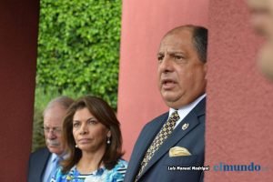 Solís sigue tocando puertas de expresidentes para buscar apoyo a su paquete de impuestos