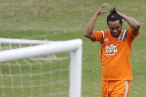 Ronaldinho deja Fluminense tras nueve partidos sin marcar goles