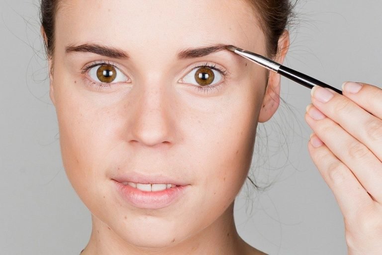 ¡Se me fue la mano! Qué hacer si depila las cejas de más