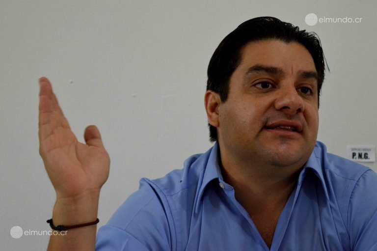 Sergio Mena pide a Luis Guillermo Solís intervenir de inmediato el BCR