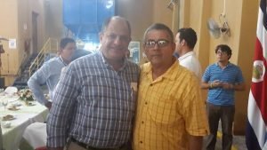 Candidato a alcalde del PAC en Atenas utiliza visita del presidente Solís para hacer campaña política