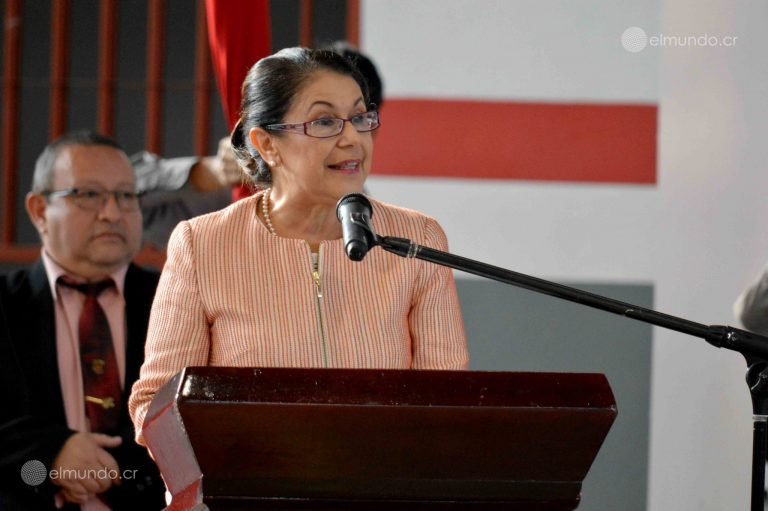 Ministra de Educación opuesta a plan para eliminar tareas y extraclases a estudiantes