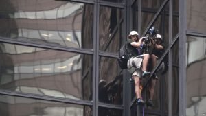 Presentan cargos contra hombre que escaló Torre Trump