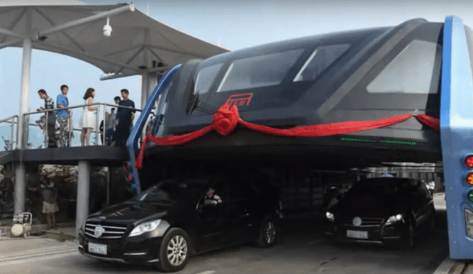 TEB, el autobús chino que se eleva por encima de las presas