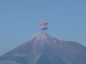 Volcán Telica de Nicaragua registra explosión y emanación de cenizas