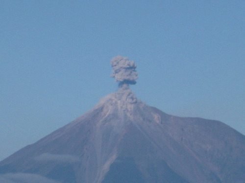 Volcán Telica de Nicaragua registra explosión y emanación de cenizas