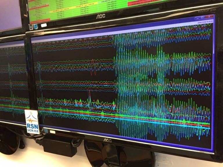 Policía atiende dos personas con problemas cardíacos por terremoto