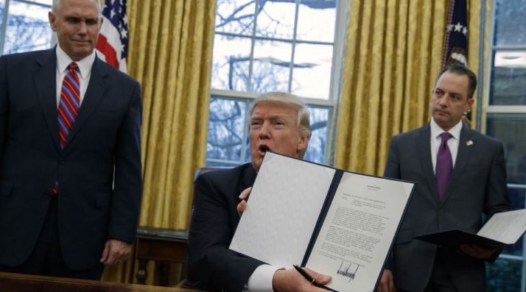 Trump firma salida de EE.UU. de Acuerdo Transpacífico