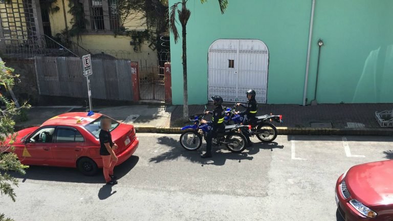 Taxista amenaza con arma y agrede a chofer de Uber en San José