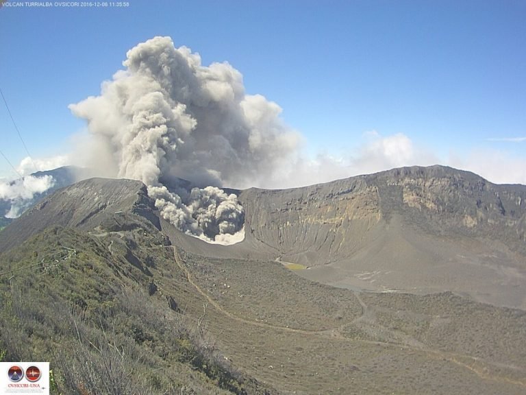 Tras semanas de calma, el volcán Turrialba vuelve a entrar en erupción