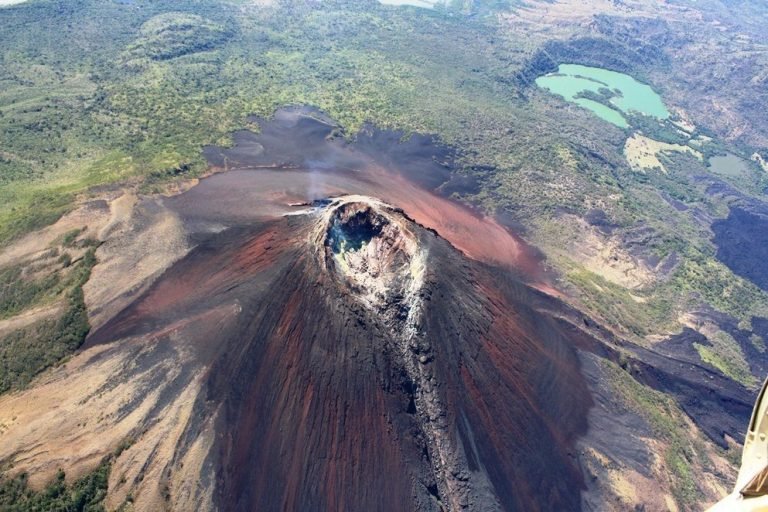Volcán Momotombo de Nicaragua vuelve a expulsar lava y gases
