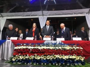 Solís firma préstamo con el Banco Mundial por $420 millones para pagar deuda del Estado con la CCSS