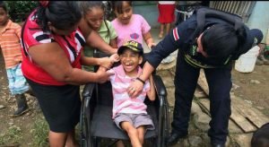 Policía viaja a Upala a donar  silla de ruedas a niño con parálisis