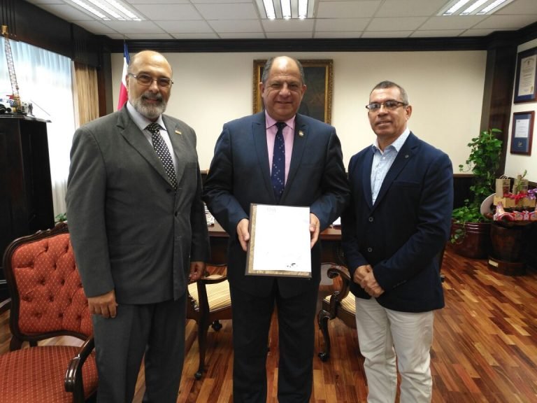 Presidente Luis Guillermo Solís recibe “Manifiesto Nicoya por la Madre Tierra”