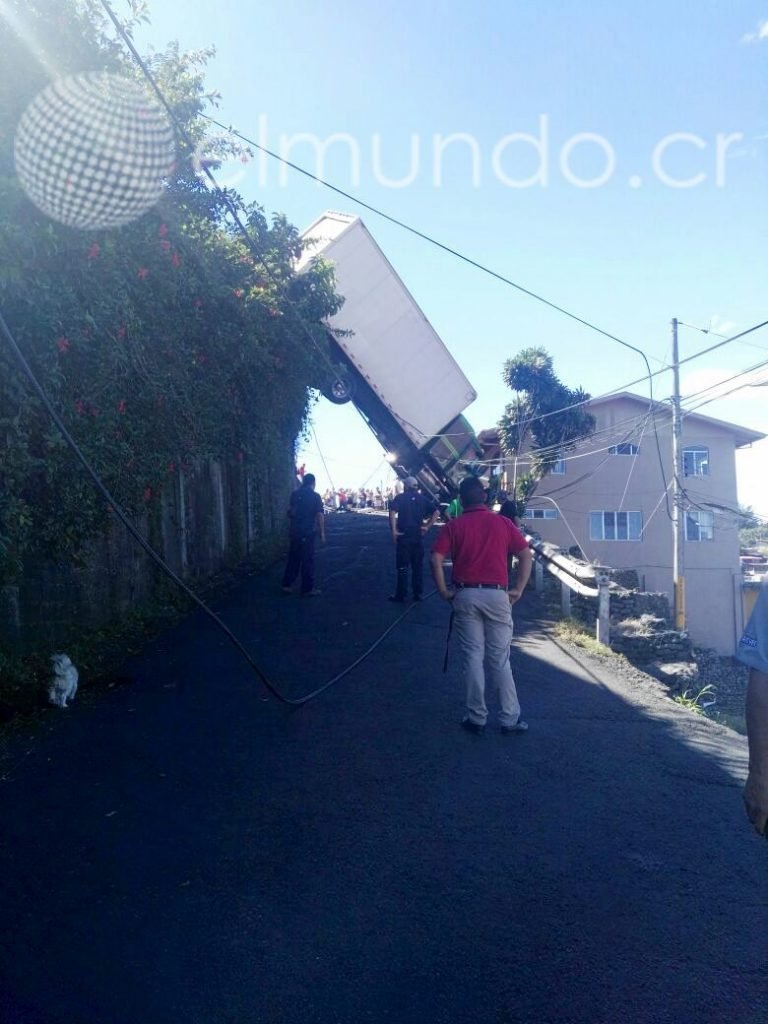Camión se sale de la vía y aterriza en cables eléctricos de Naranjo