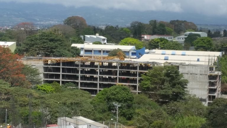 Se desploma una grúa en la Universidad de Costa Rica; al menos una persona atrapada