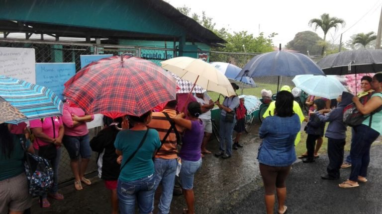 Padres de familia de escuela en Pococí se manifiestan por el mal estado del centro educativo