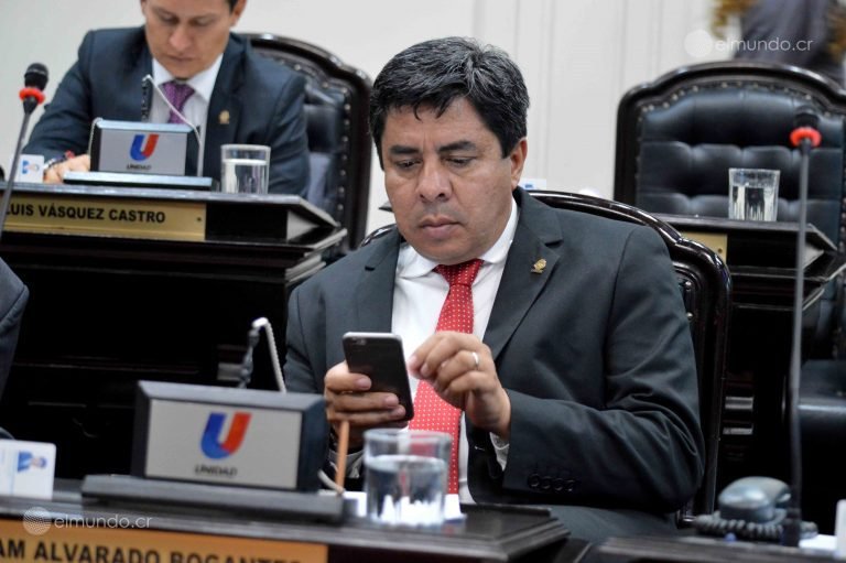 William Alvarado renuncia a la comisión del cemento