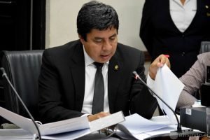 Presidente de comisión del cemento ignoró moción para citar a Figueres, según diputado