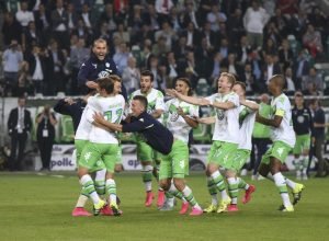 Wolfsburgo gana la Supercopa y frusta de nuevo al Bayern de Guardiola