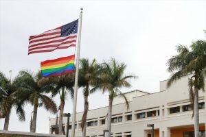 Embajada de Estados Unidos en Costa Rica iza la bandera de la diversidad