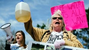 Clinton y Sander exigen recursos públicos para tratar la crisis de agua de Flint