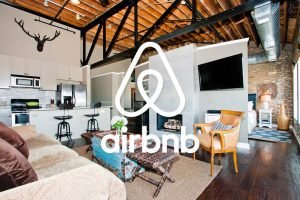 Consumidores se verán perjudicados por decisión arbitraria de Hacienda sobre Airbnb, señala ACL