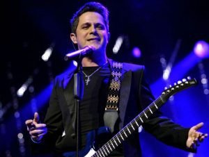 Alejandro Sanz echa a un acosador en mitad de su concierto