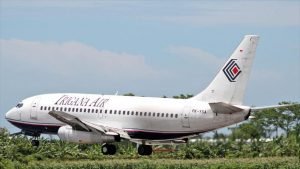 Desaparece en Indonesia un avión con 54 personas a bordo