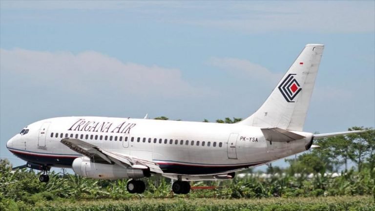 Desaparece en Indonesia un avión con 54 personas a bordo