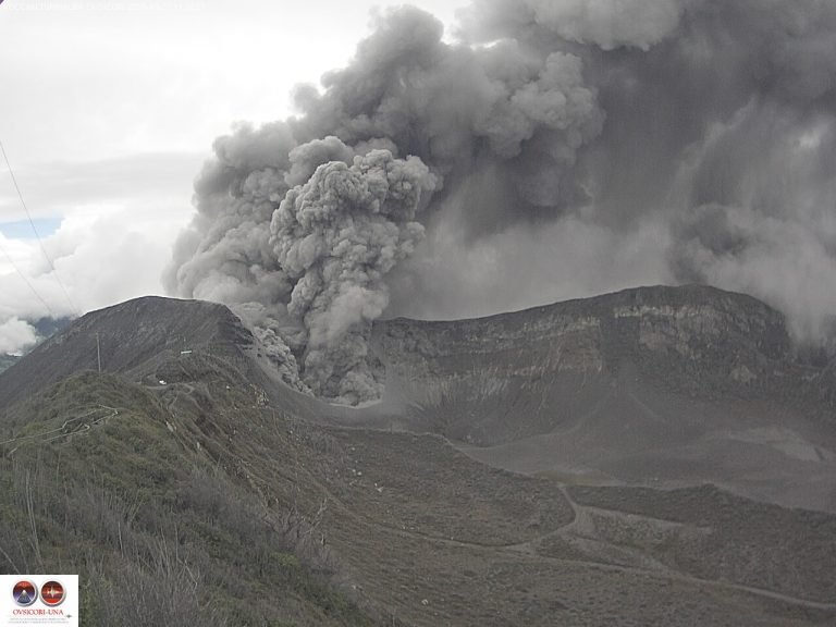 Volcán Turrialba cumple 24 horas continuas de erupción