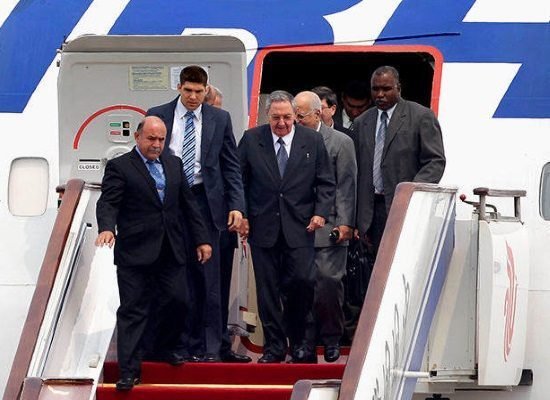 Raúl Castro llega a EEUU para hablar por primera vez ante la ONU