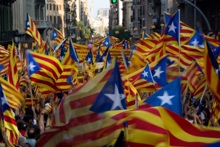 Cataluña convoca elecciones para impulsar su independencia de España