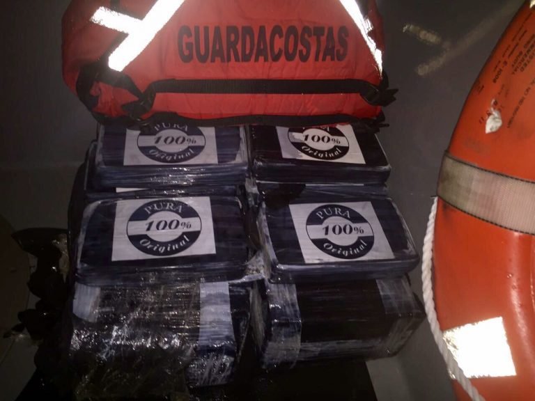 Guardacostas detiene a seis extranjeros con 50 kilos de cocaína frente a Cuajiniquil