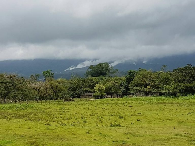 Volcán Rincón de la Vieja entra en erupción