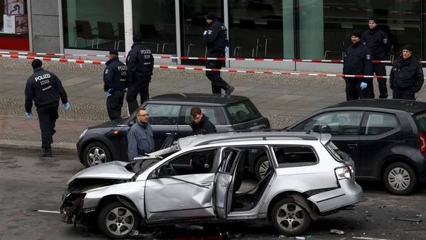 Explosión de carro con bomba deja un muerto en Berlín