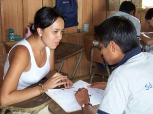 45 jóvenes indígenas superan barreras para graduarse como profesionales en la UNA