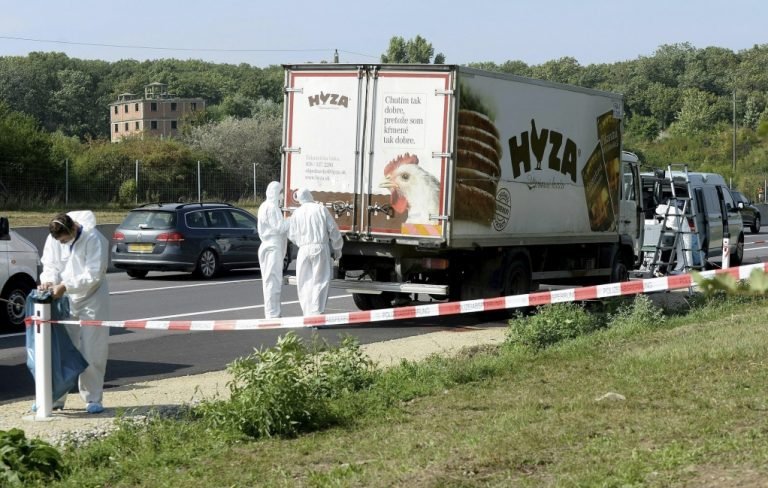 Pavor en Austria: una fosa de refugiados en plena autopista