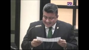 Diputado reta a magistrado a no reelegirse para ceder su espacio a una mujer