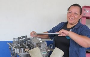 Cuatro mujeres se capacitan en mecánica en el INA-Liberia