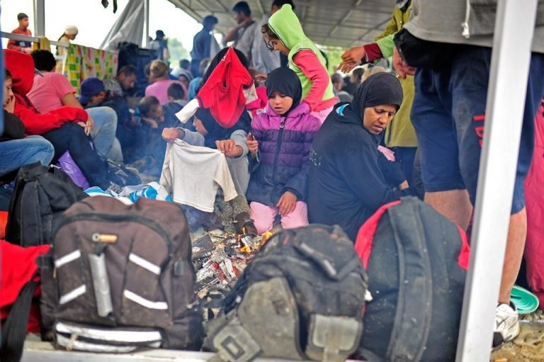 Migrantes contarán con centros especiales de apoyo durante su tránsito por Europa