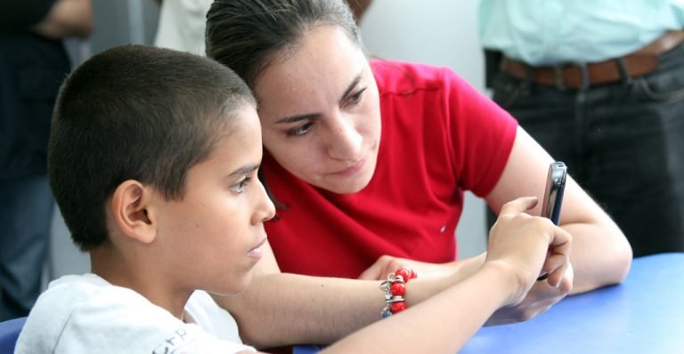 Consejos para proteger a los niños y jóvenes mientras navegan en Internet