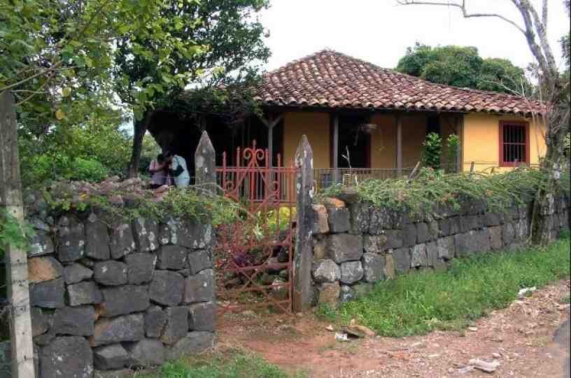 Casa de ADOBE, barva, sta. lucia, heredia, hoy museo de cultura popular de  la universidad nacional, 1901-1950. | Mi Costa Rica de Antaño