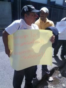 Obreros protestan contra empresa que abandonó construcción de arcos modulares en CAI La Reforma