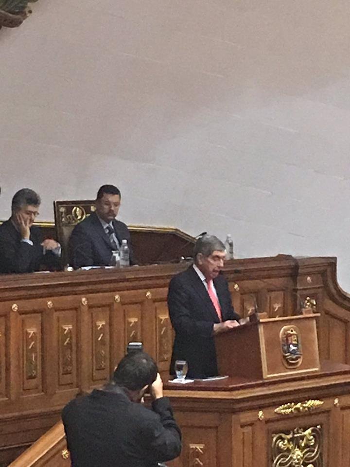 Oscar Arias: los diputados tienen la labor de evitar un daño mayor al pueblo venezolano