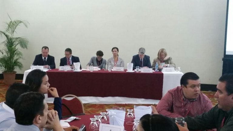 OIE y OMS desarrollan estrategias para afrontar los riesgos sanitarios en la interfaz hombre-animal