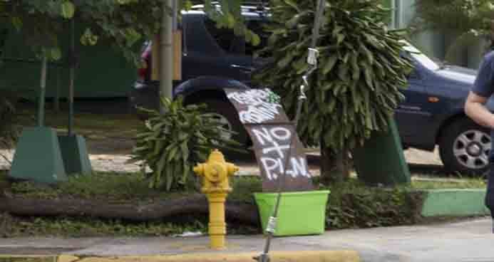Con el mensaje “No+PLN” dejan la histórica “platina” en el Balcón Verde