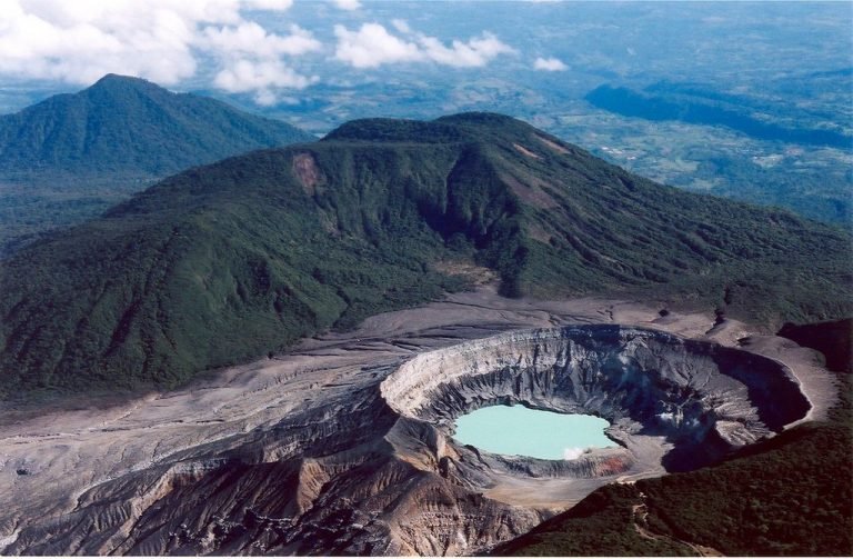 Volcán Poás registra nueva erupción esta tarde