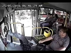 OIJ pide ayuda para identificar a sujeto que roció gas pimienta a chofer y pasajeros de bus