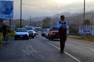 Tránsito ha multado a 220 personas por conducir en playas, aceras y sobre la línea del tren